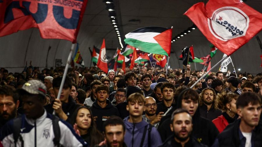 Demonstran pro-Palestina berkumpul di Kedutaan Besar Amerika Serikat untuk mengutuk intersepsi pasukan Israel terhadap kapal-kapal Armada Global Sumud yang bertujuan mencapai Gaza dan menerobos blokade laut Israel, di Kuala Lumpur, Malaysia, 2 Oktober 2025. (REUTERS/Hasnoor Hussain)