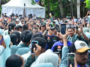 Quartararo Nongkrong Bareng Anak SMA: Ingat Zaman Sekolah Dulu