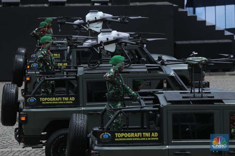 Gladi kotor jelang acara puncak peringatan HUT ke-80 TNI di Monumen Nasional (Monas), Jakarta pada 5 Oktober mendatang. Beragam alutsista pun disiapkan untuk penampilan prajurit, Kamis (2/9/2025). (CNBC Indonesia/Tri Susilo)