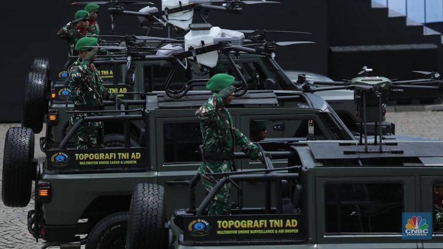 Gladi kotor jelang acara puncak peringatan HUT ke-80 TNI di Monumen Nasional (Monas), Jakarta pada 5 Oktober mendatang. Beragam alutsista pun disiapkan untuk penampilan prajurit, Kamis (2/9/2025). (CNBC Indonesia/Tri Susilo)
