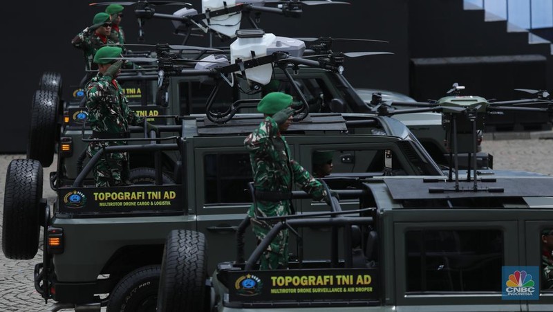 Gladi kotor jelang acara puncak peringatan HUT ke-80 TNI di Monumen Nasional (Monas), Jakarta pada 5 Oktober mendatang. Beragam alutsista pun disiapkan untuk penampilan prajurit, Kamis (2/9/2025). (CNBC Indonesia/Tri Susilo)