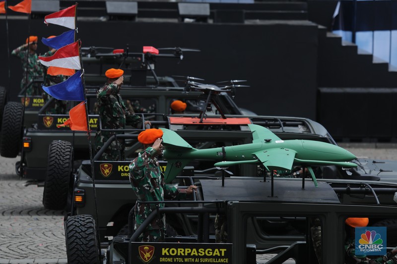 Gladi kotor jelang acara puncak peringatan HUT ke-80 TNI di Monumen Nasional (Monas), Jakarta pada 5 Oktober mendatang. Beragam alutsista pun disiapkan untuk penampilan prajurit, Kamis (2/9/2025). (CNBC Indonesia/Tri Susilo)