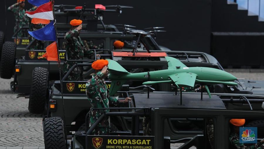 Gladi kotor jelang acara puncak peringatan HUT ke-80 TNI di Monumen Nasional (Monas), Jakarta pada 5 Oktober mendatang. Beragam alutsista pun disiapkan untuk penampilan prajurit, Kamis (2/9/2025). (CNBC Indonesia/Tri Susilo)