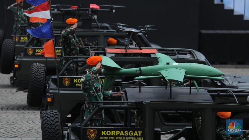 Gladi kotor jelang acara puncak peringatan HUT ke-80 TNI di Monumen Nasional (Monas), Jakarta pada 5 Oktober mendatang. Beragam alutsista pun disiapkan untuk penampilan prajurit, Kamis (2/9/2025). (CNBC Indonesia/Tri Susilo)