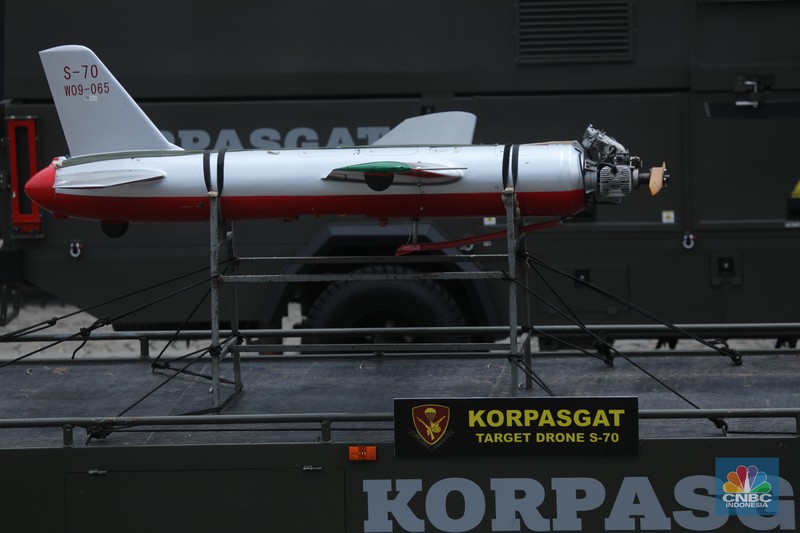 Gladi kotor jelang acara puncak peringatan HUT ke-80 TNI di Monumen Nasional (Monas), Jakarta pada 5 Oktober mendatang. Beragam alutsista pun disiapkan untuk penampilan prajurit, Kamis (2/9/2025). (CNBC Indonesia/Tri Susilo)