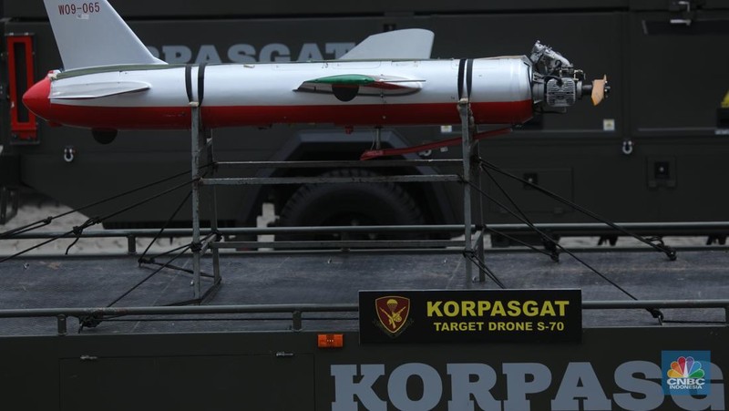Gladi kotor jelang acara puncak peringatan HUT ke-80 TNI di Monumen Nasional (Monas), Jakarta pada 5 Oktober mendatang. Beragam alutsista pun disiapkan untuk penampilan prajurit, Kamis (2/9/2025). (CNBC Indonesia/Tri Susilo)