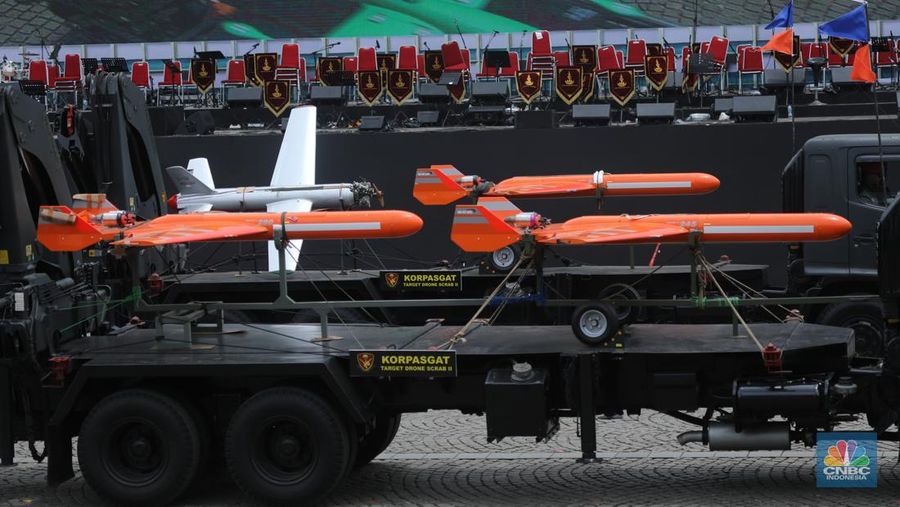 Gladi kotor jelang acara puncak peringatan HUT ke-80 TNI di Monumen Nasional (Monas), Jakarta pada 5 Oktober mendatang. Beragam alutsista pun disiapkan untuk penampilan prajurit, Kamis (2/9/2025). (CNBC Indonesia/Tri Susilo)
