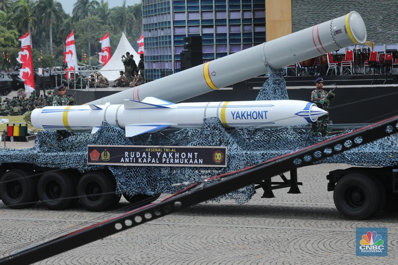 Gladi kotor jelang acara puncak peringatan HUT ke-80 TNI di Monumen Nasional (Monas), Jakarta pada 5 Oktober mendatang. Beragam alutsista pun disiapkan untuk penampilan prajurit, Kamis (2/9/2025). (CNBC Indonesia/Tri Susilo)