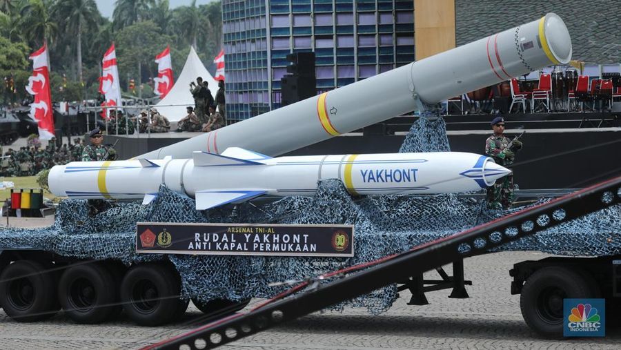 Gladi kotor jelang acara puncak peringatan HUT ke-80 TNI di Monumen Nasional (Monas), Jakarta pada 5 Oktober mendatang. Beragam alutsista pun disiapkan untuk penampilan prajurit, Kamis (2/9/2025). (CNBC Indonesia/Tri Susilo)