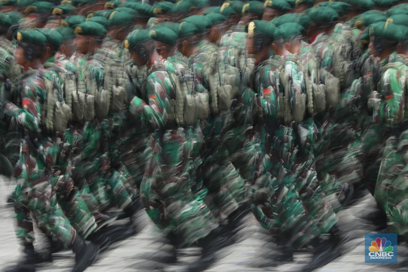Gladi kotor jelang acara puncak peringatan HUT ke-80 TNI di Monumen Nasional (Monas), Jakarta pada 5 Oktober mendatang. Beragam alutsista pun disiapkan untuk penampilan prajurit, Kamis (2/9/2025). (CNBC Indonesia/Tri Susilo)