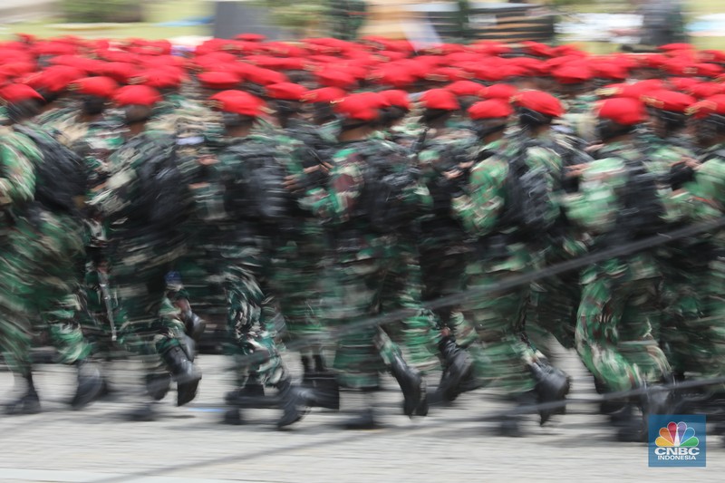 Gladi kotor jelang acara puncak peringatan HUT ke-80 TNI di Monumen Nasional (Monas), Jakarta pada 5 Oktober mendatang. Beragam alutsista pun disiapkan untuk penampilan prajurit, Kamis (2/9/2025). (CNBC Indonesia/Tri Susilo)