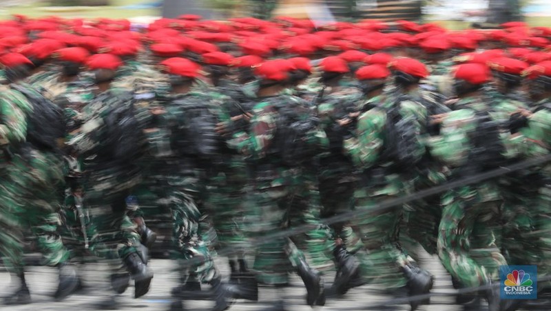 Gladi kotor jelang acara puncak peringatan HUT ke-80 TNI di Monumen Nasional (Monas), Jakarta pada 5 Oktober mendatang. Beragam alutsista pun disiapkan untuk penampilan prajurit, Kamis (2/9/2025). (CNBC Indonesia/Tri Susilo)