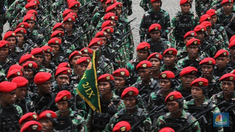 Gladi kotor jelang acara puncak peringatan HUT ke-80 TNI di Monumen Nasional (Monas), Jakarta pada 5 Oktober mendatang. Beragam alutsista pun disiapkan untuk penampilan prajurit, Kamis (2/9/2025). (CNBC Indonesia/Tri Susilo)