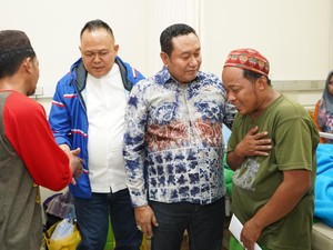 Kader Demokrat Jatim Jenguk Santri Korban Al Khoziny, Bawa Salam Emil Dardak