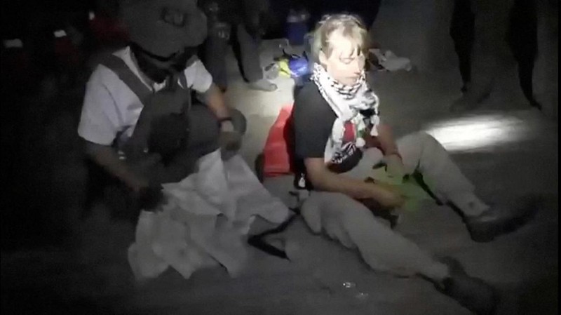 Penumoang kapal Armada Sumud Global mengangkat tangan saat dicegat oleh pasukan keamanan Israel, Rabu (1/10/2025). (Global Sumud Flotilla/Handout via REUTERS)