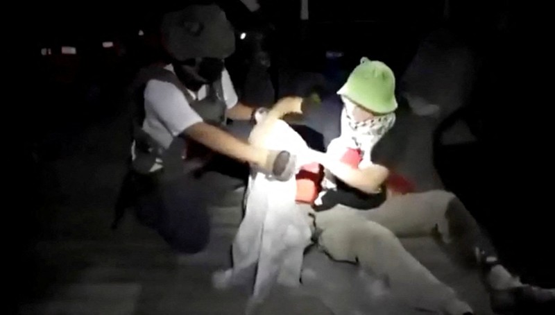 Penumoang kapal Armada Sumud Global mengangkat tangan saat dicegat oleh pasukan keamanan Israel, Rabu (1/10/2025). (Global Sumud Flotilla/Handout via REUTERS)
