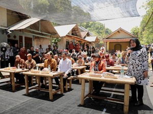 Luhut hingga Gus Ipul Tinjau Uji Coba Digitalisasi Bansos di Banyuwangi