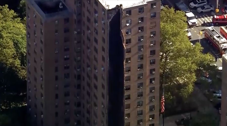 Kondisi sebuah gedung yang runtuh sebagian di Bronx, New York, AS, Rabu (1/10/2025). (Tangkapan Layara Video/REUTERS)
