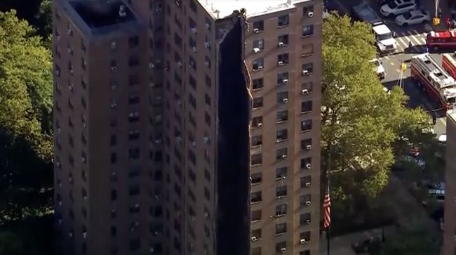 Bangunan Apartemen Tiba-Tiba Runtuh Setengah, Puing Berserakan