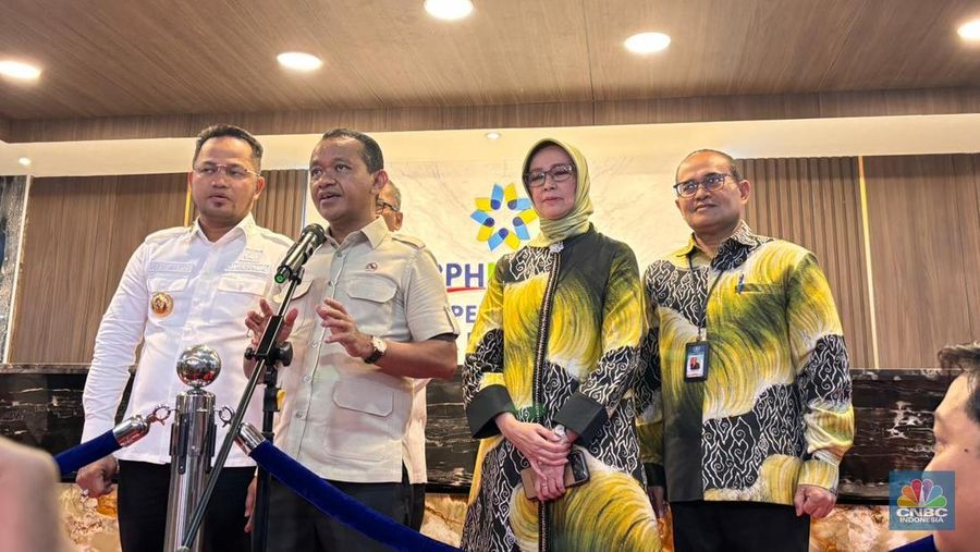Menteri ESDM Bahlil Lahadalia meluncurkan logo baru BPH Migas di Gedung BPH Migas, Jakarta, Kamis (02/10/2025). (Srealm Indonesia/Firda Dwi Muliawati)