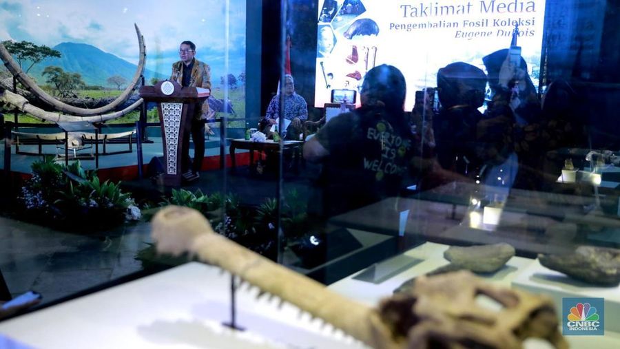 Menteri Kebudayaan Fadli Zon memberi sambutan dalam Taklimat Media Repatriasi Fosil Koleksi Eugene Dubois di Museum Nasional, Jakarta, Kamis, (2/10/2025). (CNBC Indonesia/Muhammad Sabki)