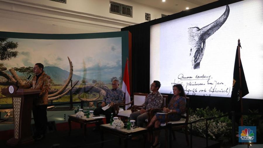 Menteri Kebudayaan Fadli Zon memberi sambutan dalam Taklimat Media Repatriasi Fosil Koleksi Eugene Dubois di Museum Nasional, Jakarta, Kamis, (2/10/2025). (CNBC Indonesia/Muhammad Sabki)