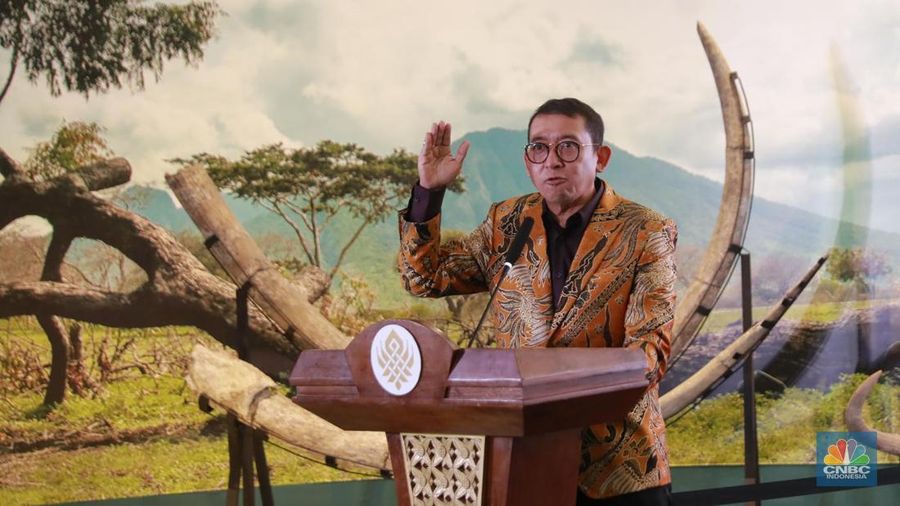Menteri Kebudayaan Fadli Zon memberi sambutan dalam Taklimat Media Repatriasi Fosil Koleksi Eugene Dubois di Museum Nasional, Jakarta, Kamis, (2/10/2025). (CNBC Indonesia/Muhammad Sabki)