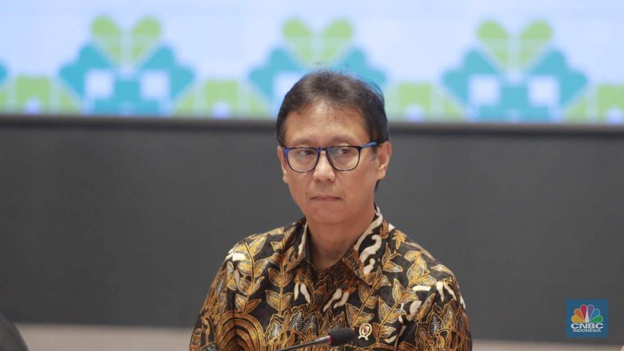 Menteri Kesehatan, Budi Gunadi Sadikin memberi keterangan pers dalam Konferensi pers penanggulangan KLB pada program prioritas makan bergizi gratis di Kementerian Kesehatan, Kamis, (2/10/2025). (CNBC Indonesia/Muhammad Sabki)
