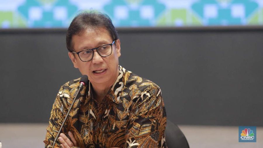 Menteri Kesehatan, Budi Gunadi Sadikin memberi keterangan pers dalam Konferensi pers penanggulangan KLB pada program prioritas makan bergizi gratis di Kementerian Kesehatan, Kamis, (2/10/2025). (CNBC Indonesia/Muhammad Sabki)