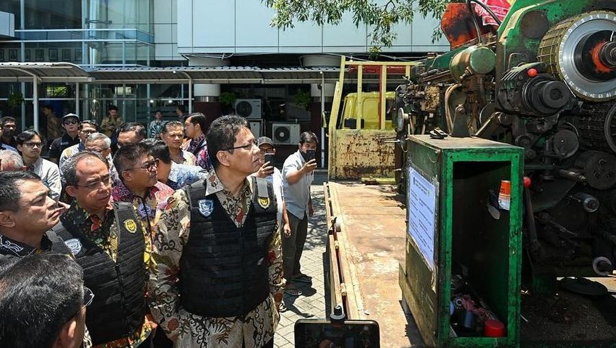 Menteri Keuangan (Menkeu), Purbaya Yudhi Sadewa melakukan penindakan terhadap rokok ilegal di Kanwil DJBC Jawa Timur 2. (Instagram/menkeuri)