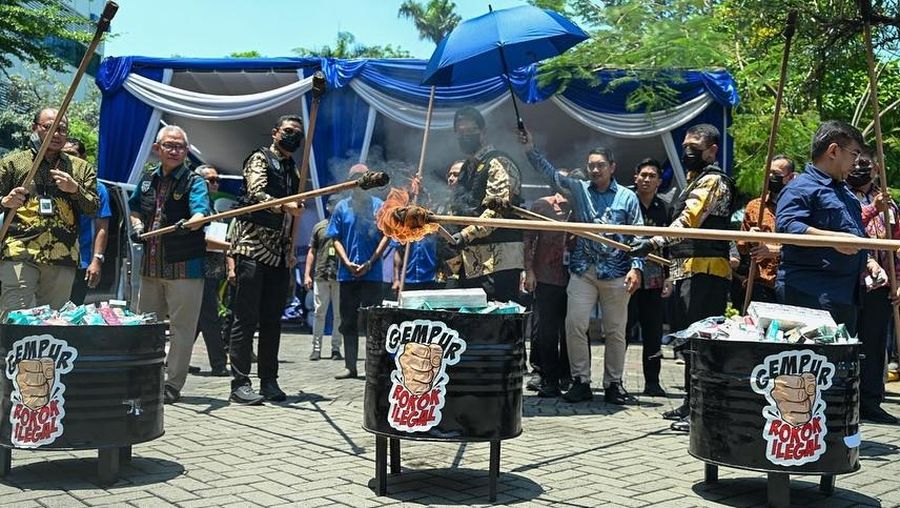 Menteri Keuangan (Menkeu), Purbaya Yudhi Sadewa melakukan penindakan terhadap rokok ilegal di Kanwil DJBC Jawa Timur 2. (Instagram/menkeuri)