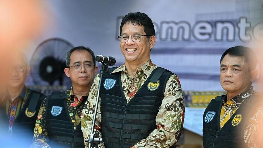 Menteri Keuangan (Menkeu), Purbaya Yudhi Sadewa melakukan penindakan terhadap rokok ilegal di Kanwil DJBC Jawa Timur 2. (Instagram/menkeuri)