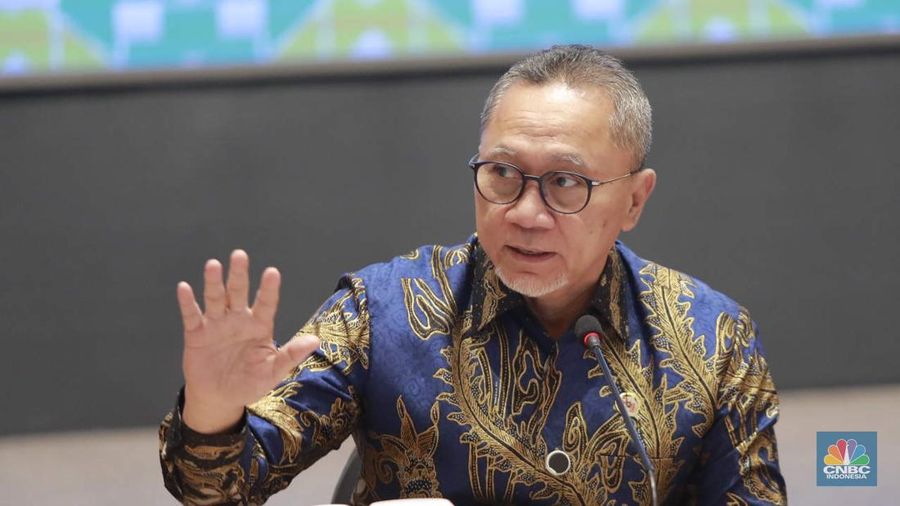 Menteri Koordinator Bidang Pangan RI, Zulkifli Hasan memberi keterangan pers dalam Konferensi pers penanggulangan KLB pada program prioritas makam bergizi gratis di Kementerian Kesehatan, Kamis,(2/10/2025). (CNBCIndonesia/Muhammad Sabki)
