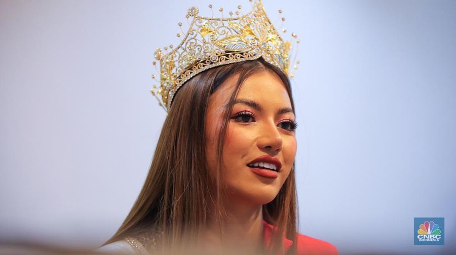 Miss Universe Indonesia 2025, Sanly Liuu saat berkunjung ke kantor CNBC Indonesia di Jakarta, Kamis (2/10/2025). (CNBC Indonesia/Faisal Rahman)