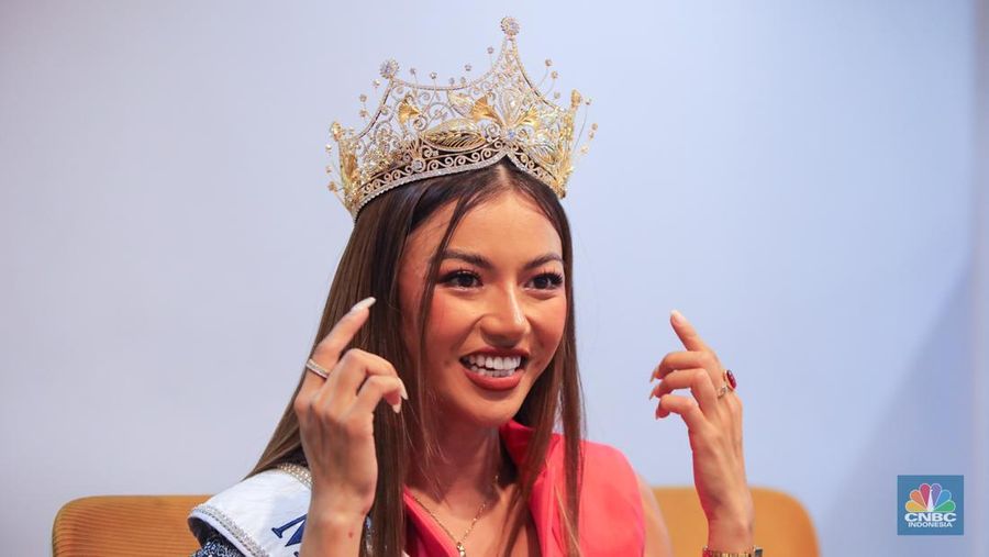 Miss Universe Indonesia 2025, Sanly Liuu saat berkunjung ke kantor CNBC Indonesia di Jakarta, Kamis (2/10/2025). (CNBC Indonesia/Faisal Rahman)