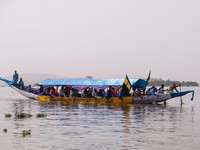 Perahu Bawa Pedagang Pasar Terbalik di Sungai, 26 Orang Tewas
