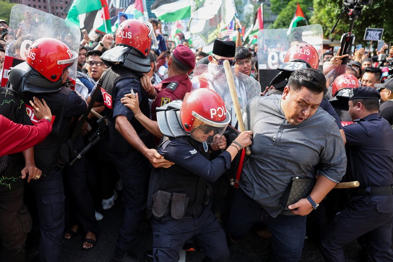 Demonstran pro-Palestina berkumpul di Kedutaan Besar Amerika Serikat untuk mengutuk intersepsi pasukan Israel terhadap kapal-kapal Armada Global Sumud yang bertujuan mencapai Gaza dan menerobos blokade laut Israel, di Kuala Lumpur, Malaysia, 2 Oktober 2025. (REUTERS/Hasnoor Hussain)
