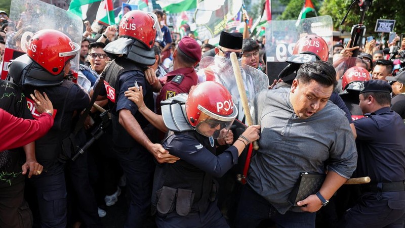 Demonstran pro-Palestina berkumpul di Kedutaan Besar Amerika Serikat untuk mengutuk intersepsi pasukan Israel terhadap kapal-kapal Armada Global Sumud yang bertujuan mencapai Gaza dan menerobos blokade laut Israel, di Kuala Lumpur, Malaysia, 2 Oktober 2025. (REUTERS/Hasnoor Hussain)