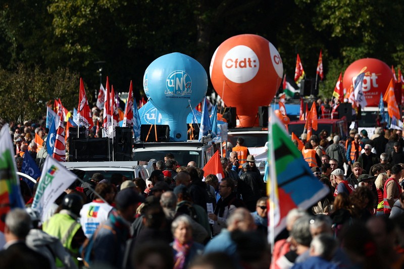 Para pengunjuk rasa memegang bendera serikat buruh selama demonstrasi di Nantes sebagai bagian dari hari pemogokan dan protes nasional terhadap pemerintah dan kemungkinan pemotongan penghematan, Prancis, 2 Oktober 2025. Para pengunjuk rasa memegang bendera serikat buruh selama demonstrasi di Nantes sebagai bagian dari hari pemogokan dan protes nasional terhadap pemerintah dan kemungkinan pemotongan penghematan, Prancis, 2 Oktober 2025. (REUTERS/Stephane Mahe)