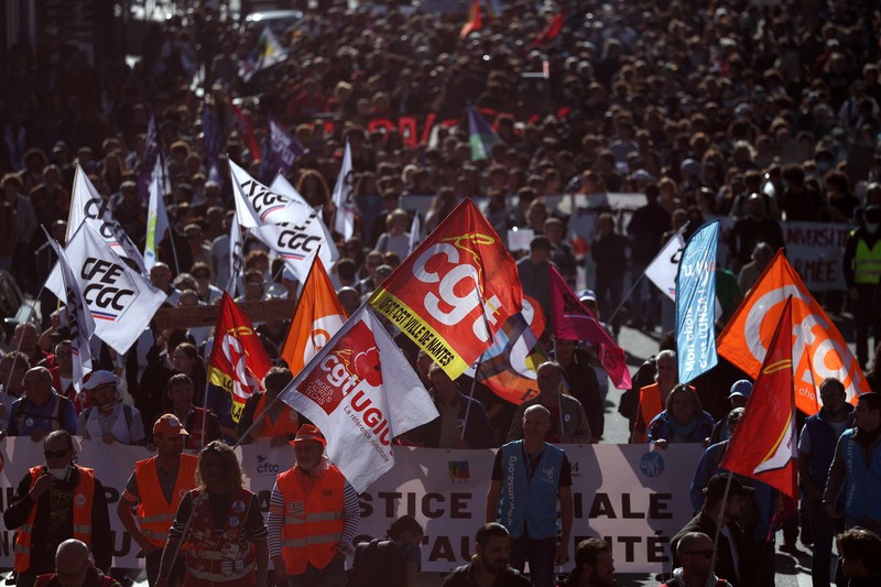 Para pengunjuk rasa memegang bendera serikat buruh selama demonstrasi di Nantes sebagai bagian dari hari pemogokan dan protes nasional terhadap pemerintah dan kemungkinan pemotongan penghematan, Prancis, 2 Oktober 2025. (REUTERS/Stephane Mahe)