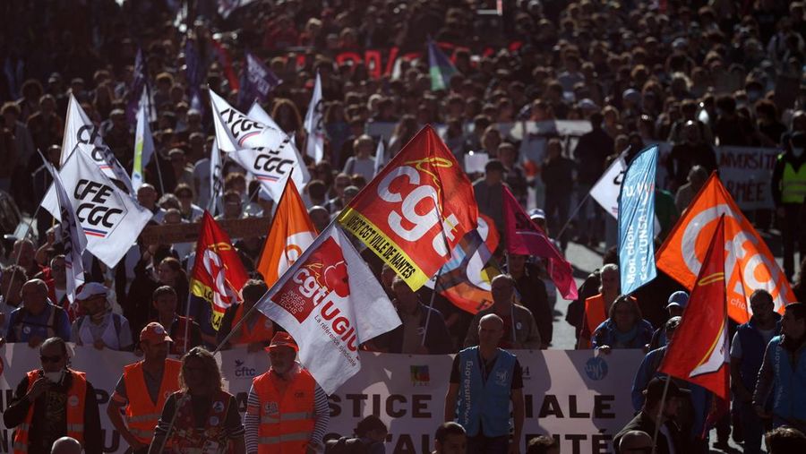 Para pengunjuk rasa memegang bendera serikat buruh selama demonstrasi di Nantes sebagai bagian dari hari pemogokan dan protes nasional terhadap pemerintah dan kemungkinan pemotongan penghematan, Prancis, 2 Oktober 2025. (REUTERS/Stephane Mahe)