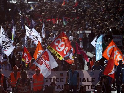 Mendadak S&P Turunkan Peringkat Prancis, Pertanda Bahaya?