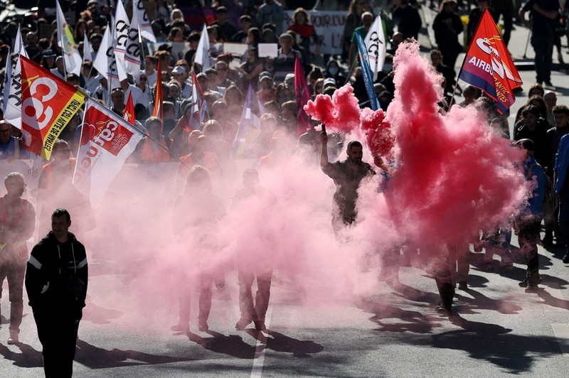 Para pengunjuk rasa memegang bendera serikat buruh selama demonstrasi di Nantes sebagai bagian dari hari pemogokan dan protes nasional terhadap pemerintah dan kemungkinan pemotongan penghematan, Prancis, 2 Oktober 2025. Para pengunjuk rasa memegang bendera serikat buruh selama demonstrasi di Nantes sebagai bagian dari hari pemogokan dan protes nasional terhadap pemerintah dan kemungkinan pemotongan penghematan, Prancis, 2 Oktober 2025. (REUTERS/Stephane Mahe)