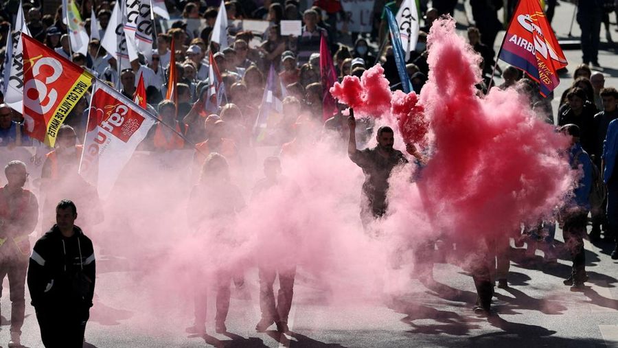 Para pengunjuk rasa memegang bendera serikat buruh selama demonstrasi di Nantes sebagai bagian dari hari pemogokan dan protes nasional terhadap pemerintah dan kemungkinan pemotongan penghematan, Prancis, 2 Oktober 2025. (REUTERS/Stephane Mahe)