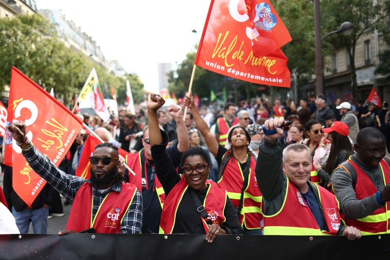 Para pengunjuk rasa memegang bendera serikat buruh selama demonstrasi di Nantes sebagai bagian dari hari pemogokan dan protes nasional terhadap pemerintah dan kemungkinan pemotongan penghematan, Prancis, 2 Oktober 2025. Para pengunjuk rasa memegang bendera serikat buruh selama demonstrasi di Nantes sebagai bagian dari hari pemogokan dan protes nasional terhadap pemerintah dan kemungkinan pemotongan penghematan, Prancis, 2 Oktober 2025. (REUTERS/Stephane Mahe)