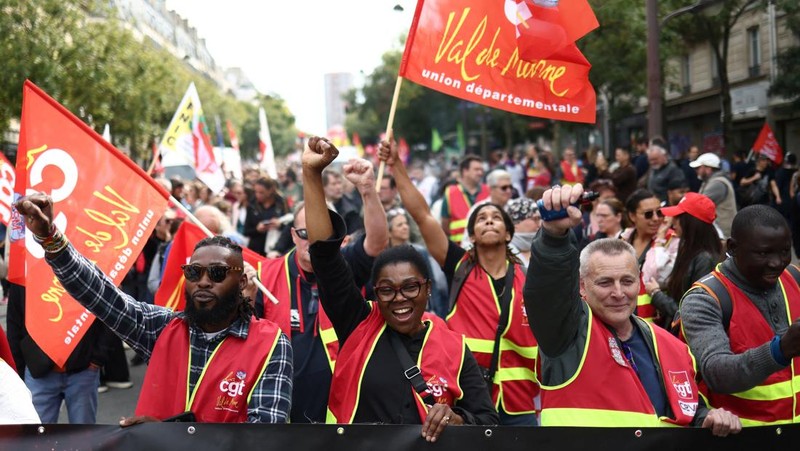 Para pengunjuk rasa memegang bendera serikat buruh selama demonstrasi di Nantes sebagai bagian dari hari pemogokan dan protes nasional terhadap pemerintah dan kemungkinan pemotongan penghematan, Prancis, 2 Oktober 2025. (REUTERS/Stephane Mahe)