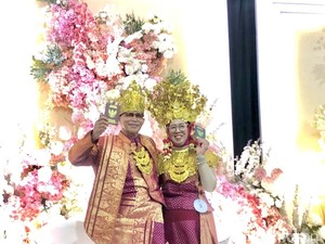 Pasangan Lansia di Palembang Dapat Buku Nikah Usai 40 Tahun Menikah