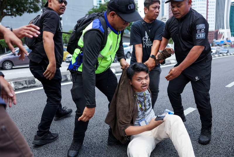 Demonstran pro-Palestina berkumpul di Kedutaan Besar Amerika Serikat untuk mengutuk intersepsi pasukan Israel terhadap kapal-kapal Armada Global Sumud yang bertujuan mencapai Gaza dan menerobos blokade laut Israel, di Kuala Lumpur, Malaysia, 2 Oktober 2025. (REUTERS/Hasnoor Hussain)