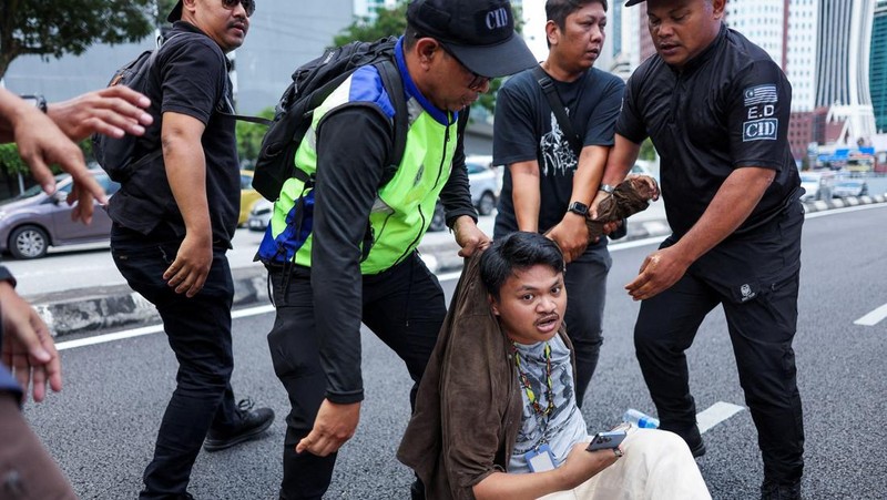 Demonstran pro-Palestina berkumpul di Kedutaan Besar Amerika Serikat untuk mengutuk intersepsi pasukan Israel terhadap kapal-kapal Armada Global Sumud yang bertujuan mencapai Gaza dan menerobos blokade laut Israel, di Kuala Lumpur, Malaysia, 2 Oktober 2025. (REUTERS/Hasnoor Hussain)