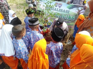Tumbuhkan Kecintaan Lingkungan, Polisi di Rohul Ajak Anak TK-SD Tanam Pohon